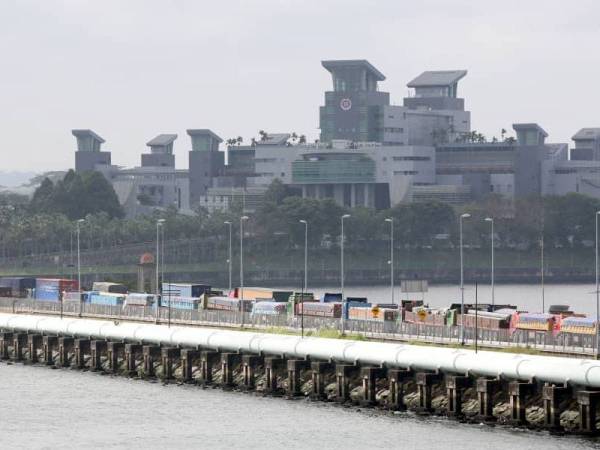 Keadaan sesak terutama di laluan kenderaan berat di Tambak Johor, Johor Bahru pada Sabtu berikutan perlaksanaan ART yang diwajibkan kerajaan Singapura terhadap semua pemandu dan kelindan lori dari Malaysia.