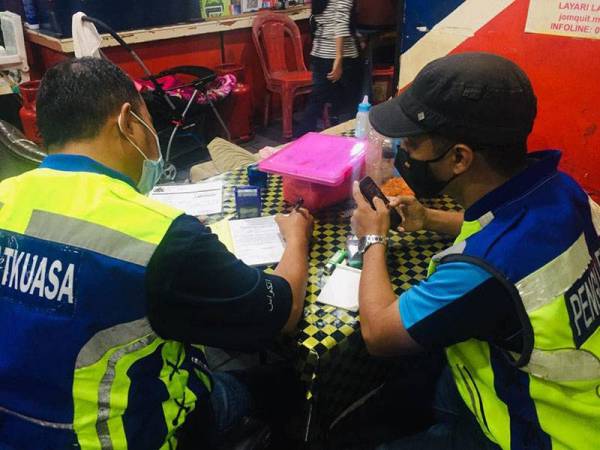 Anggota penguat kuasa MPM mengeluarkan saman terhadap pemilik kedai makan kerana melanggar SOP dengan membenarkan pelanggan makan di kedainya di Jalan Omar, Parit Jawa, Muar pada malam Jumaat.