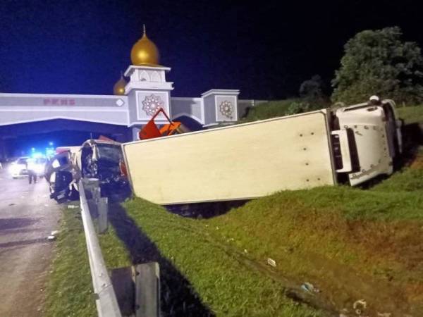 Keadaan di lokasi kemalangan di Kilometer 401 Lebuhraya PLUS di sini pada Ahad.