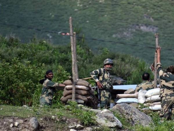 Gambar fail menunjukkan askar-askar India di sebuah pos tentera melakukan kawalan di sempadan China dengan negara itu. - Foto AFP