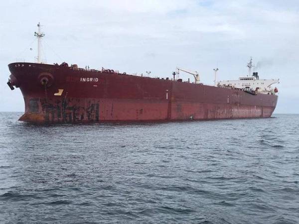 Kapal tangki yang dikesan berlabuh tanpa kebenaran di perairan Pulau Buloh.