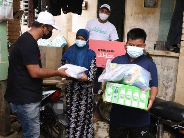 IKHLAS memberi bantuan kepada mangsa banjir di Pantai Timur baru-baru ini.