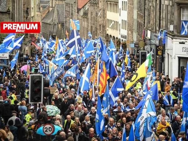 Gambar fail menunjukkan sejumlah penyokong kemerdekaan Scotland dari United Kingdom berarak di Glasgow pada Oktober 2019. - Foto AFP