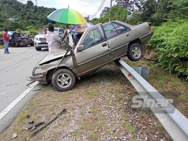 Keadaan kereta dinaiki mangsa selepas terbabit kemalangan dengan sebuah kereta lain di KM22 Jalan Lipis - Jerantut, petang Isnin.