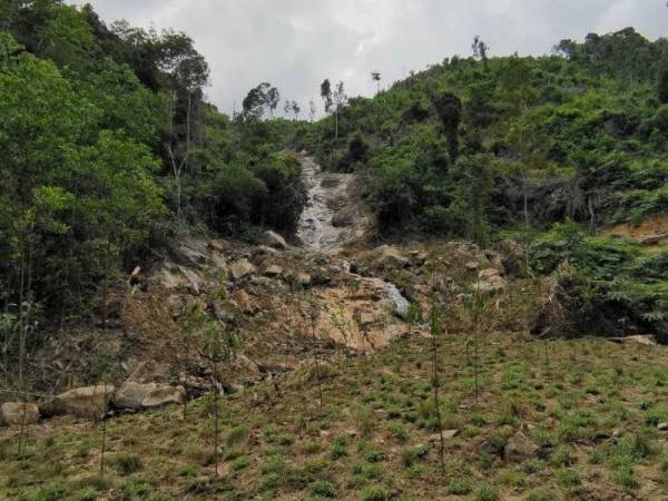 Keadaan terkini di kawasan alur air bermusim di Segari selepas kerja-kerja awal pemulihan dilakukan.