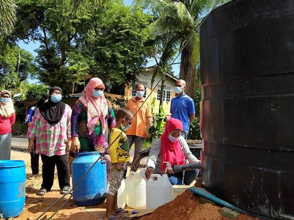 Penduduk Kampung Pulau Sayak di Kota Kuala Muda beratur bagi mendapatkan air di tangki sementara yang dipasang di kawasan terjejas.