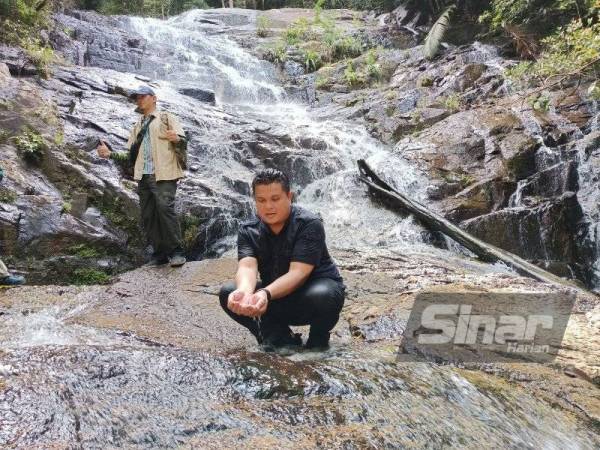 Mohd Akmal menunjukkan kebersihan dan kualiti bekalan air di Air Terjun Tanjung Batu yang masih terpelihara dan berada di tahap kelas pertama iaitu dalam keadaan semula jadi.