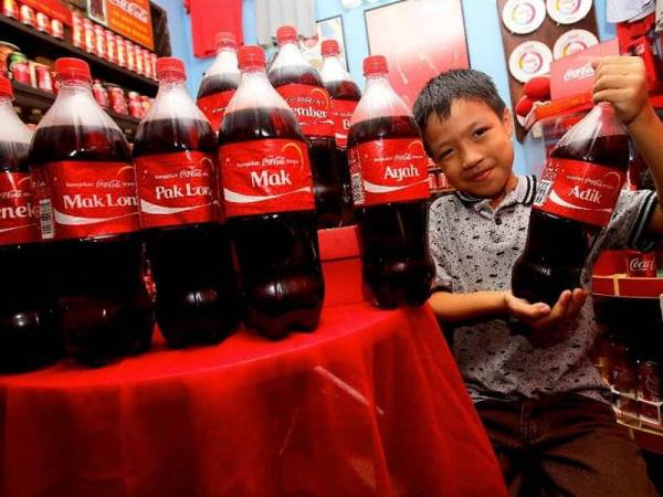 Botol Coca-Cola edisi terhad antara koleksi yang dikumpul Ridzwan. -Foto Facebook Ridzwan Darus