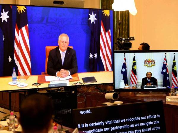 Perdana Menteri, Tan Sri Muhyiddin Yassin bersama rakan sejawatnya dari Australia, Scott John Morrison ceria ketika menghadiri Mesyuarat Rakan Kerjasama Komprehensif Strategik Malaysia-Australia yang berlangsung secara persidangan video di Bangunan Perdana Putra hari ini. - Foto Bernama