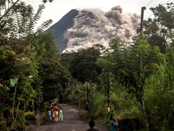 Merapi terus memuntahkan debu panas dan awan asap pada Rabu. - Foto AFP