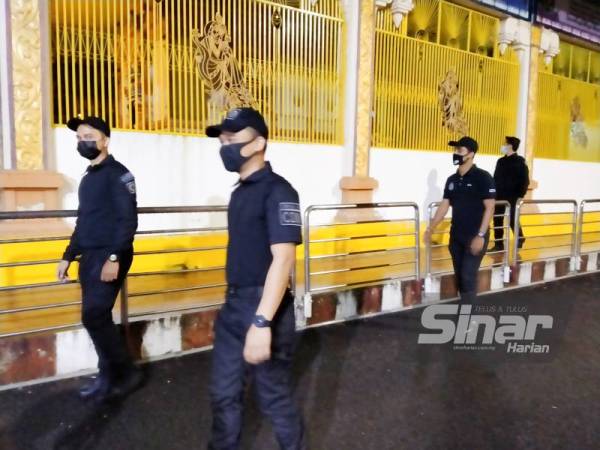 Pegawai dan anggota polis dari Bahagian Siasatan Jenayah mengawal Kuil Sri Subramaniya Swami Devasthanam Sungai Petani yang merupakan lokasi sambutan Thaipusam ketiga terbesar di Malaysia.