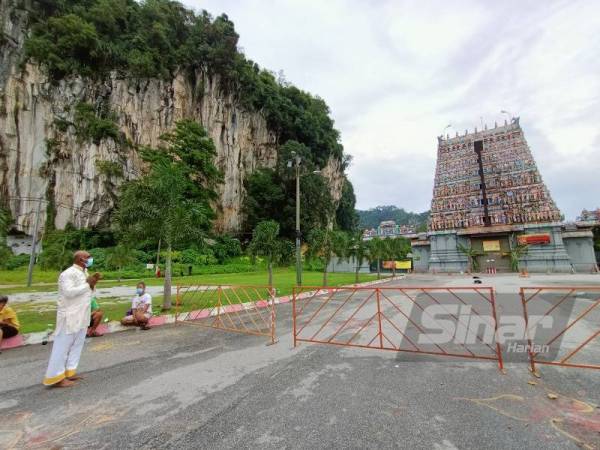 C Gemini Ganesan tetap berpuas hati meraikan Thaipusam walaupun dari luar pagar Kuil Sri Subramaniar di Gunung Cheroh.