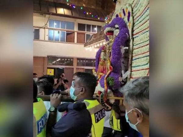 Rakaman video yang tular di media sosial memaparkan sekumpulan petugas polis membantu pergerakan pedati di Kuil Sri Maha Mariamman, Jalan Tun H S Lee, Kuala Lumpur pada awal pagi Rabu.