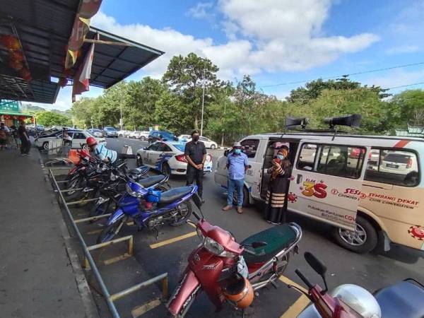 Shahnon (tengah) ketika turun padang melakukan IOW berkaitan Covid-19 di pekan Bahau.