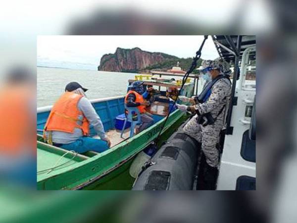 Anggota Maritim Malaysia Pahang melakukan pemeriksaan ke atas bot nelayan tempatan dalam rondaan pemantauan di perairan Pahang bagi memastikan nelayan mematuhi peraturan dan mengutamakan aspek keselamatan semasa di laut.