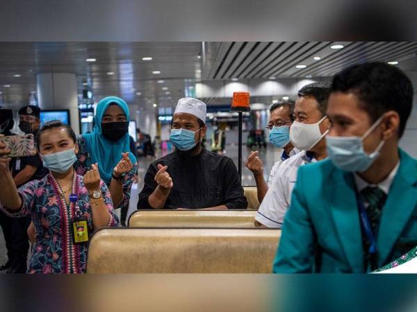 Ebit Lew bersama petugas Malaysia Airlines Lapangan Terbang Antarabangsa Kuala Lumpur (KLIA) pada Khamis. - Foto FB Malaysia Airlines