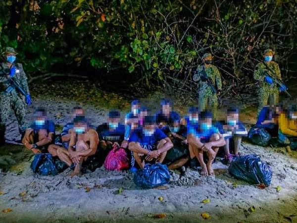 PATI warga Indonesia yang ditahan di Pantai Teluk Punggai, Kota Tinggi, Johor awal pagi tadi.