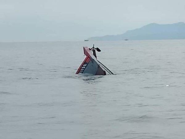 Bot dinaiki tiga nelayan warga Myanmar karam selepas berlanggar dengan sebuah kapal dagang berhampiran Pulau Talang pada Selasa. - Foto ihsan Maritim Malaysia