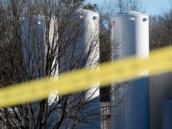 Beberapa tangki gas nitrogen dilihat di kilang Kumpulan Yayasan Makanan dekat bandar raya Atlanta, Amerika Syarikat pada Khamis. - Foto AFP