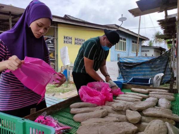 Keropok yang sudah masak akan terus dibungkus untuk dihantar kepada pelanggan ketika masih panas.