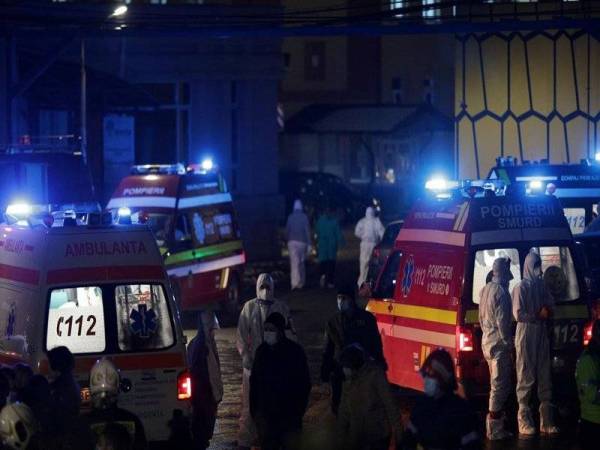 Sekurang-kurangnya empat orang maut dalam kebakaran di Hospital Matei Bals di Bucharest, Romania pada Jumaat. - Foto Reuters