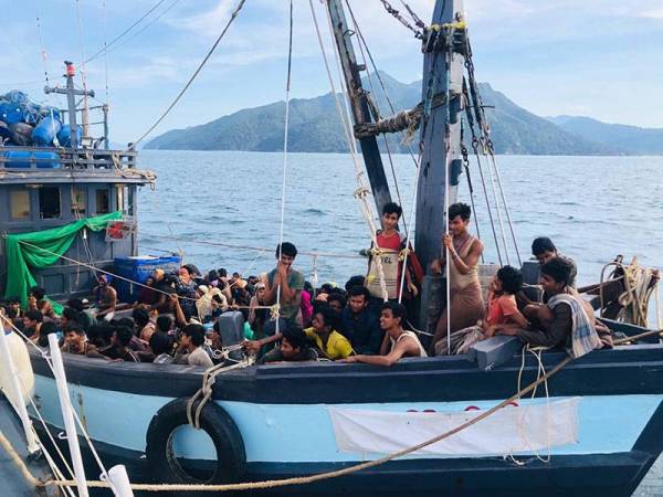 Sebuah bot hanyut yang membawa sekumpulan etnik Rohingya ditahan di Pantai Peranginan Resort Ritz-Carlton, Langkawi pada 8.45 pagi, 5 April lalu (gambar fail).