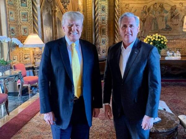 McCarthy (kanan) ketika bertemu Trump di kelab persendirian milik beliau, Mar-a-Lago di Palm Beach, Florida pada Khamis. - Foto Agensi