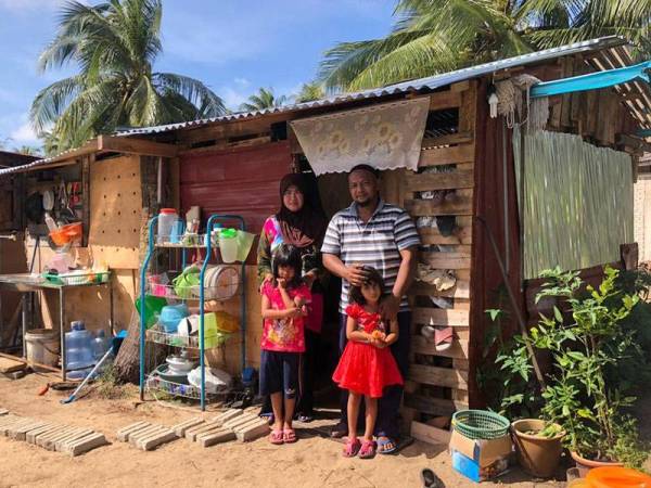 Mohd Saufi (kanan) dan isteri, Dahlia (kiri) bersama anak mereka, Nur Dhiyalissya serta Nur Dhiyadheliena tinggal dalam sebuah bangsal kecil di Pantai Mek Mas, Kota Bharu sejak November tahun lalu.