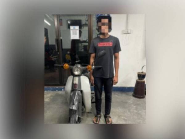 Antara pelajar sekolah yang ditahan menunggang motosikal dengan aksi berbahaya di Jalan Tanjung Rambutan Batu 6, Tambun pada Jumaat.