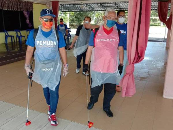 Noh (depan, kanan) turut bersama-sama melakukan operasi sanitasi pada Pelancaran Program Sanitasi Prihatin di SMK Tiram Jaya, pada Sabtu.