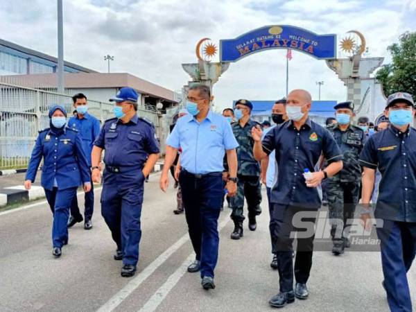 Takiyuddin (tiga dari kanan) bersama Jawatankuasa Pengurusan Teknikal Darurat turun padang melakukan tinjauan di sempadan Malaysia-Thailand di ICQS, Rantau Panjang pada Sabtu.