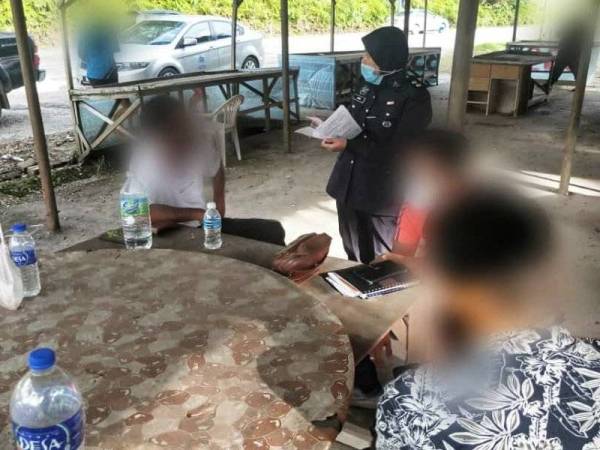 Empat lelaki dikenakan kompaun RM1,000 seorang selepas gagal mematuhi SOP sempena PKP 2.0 di Bentong pada Jumaat.