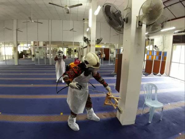 Anggota bomba Terengganu juga terlibat dalam proses sanitasi di tempat tumpuan awam, jabatan kerajaan dan institusi masjid.