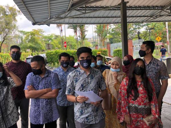 Syed Saddiq bersama penyokongnya selepas mendaftar Muda di Putrajaya baru-baru ini.