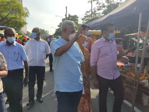 Noh sempat melambai tangan kepada orang ramai yang membeli barangan keperluan di Pasar Pagi Sungai Long ketika lawatannya pada Ahad.