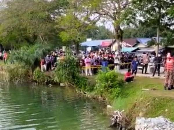 Anggota bomba sedang menjalankan kerja menyelamat di lokasi kejadian di Tasik Biru, Jalan Kampung Setia, Batu Arang, Rawang petang Ahad.