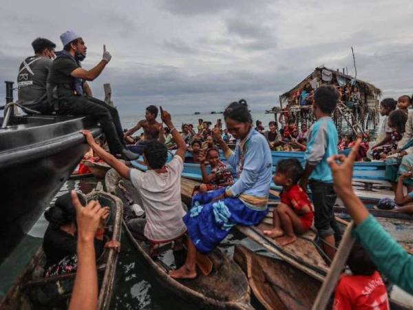 Seramai 157 penduduk Pulau Tatagan, Semporna, Sabah mengucap dua kalimah syahadah disaksikan Ebit Lew pada Ahad.
-Foto: Facebook Ebit Lew