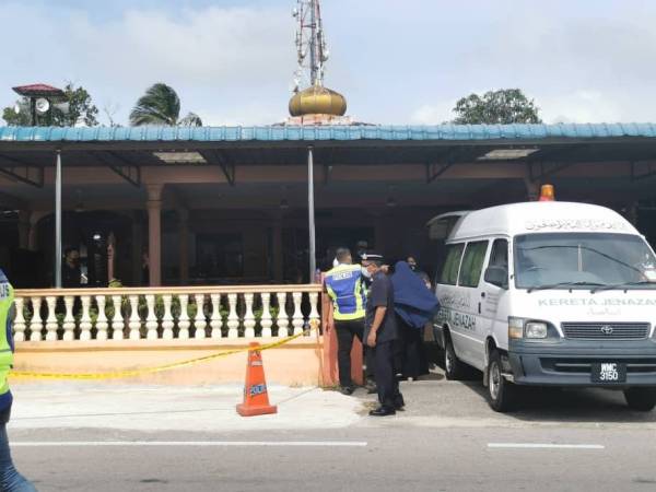 Jenazah dibawa dari Madrasah As Syakirin selepas dimandikan dan disolatkan untuk dikebumikan di Tanah Perkuburan Islam Padang Lebar, Simpang Bekoh, Jasin pada Isnin.