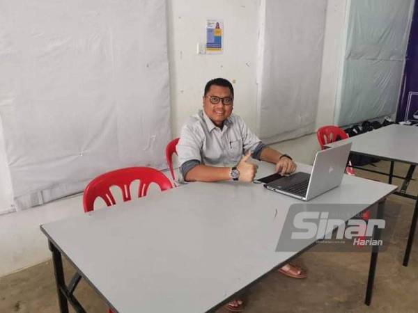 Syahbuddin sedang mencuba rangkaian akses internet yang disediakan di Pusat Khidmat ADUN Galas bagi memastikan ia dapat digunakan sebaik mungkin oleh penduduk kawasan itu.