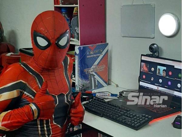 Cikgu Syafik mengenakan kostum adiwira Spiderman ketika PdPR.