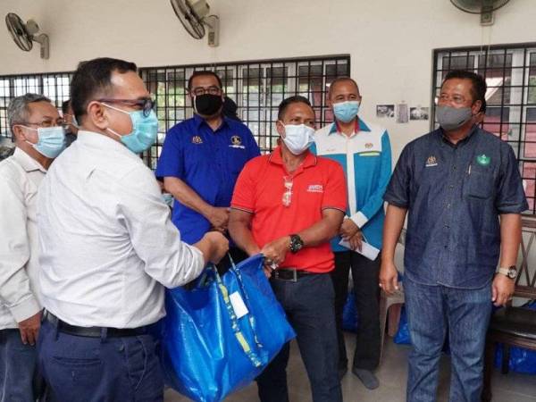 Abdul Rahman (kanan) pada Program Memperkasa Community Survillance serta Penyerahan Set Bakul Makanan Kepada 69 penduduk orang asli di Kampung Chang Sungai Gepai, Bidor pada Isnin.