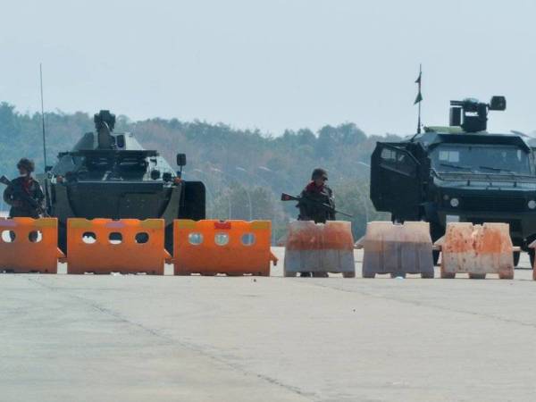 Anggota tentera berkawal di sekatan jalan raya menuju ke Parlimen di Naypyidaw selepas Tatmadaw menahan Suu Kyi dan beberapa pemimpin awam lain pada Isnin. - Foto: AFP