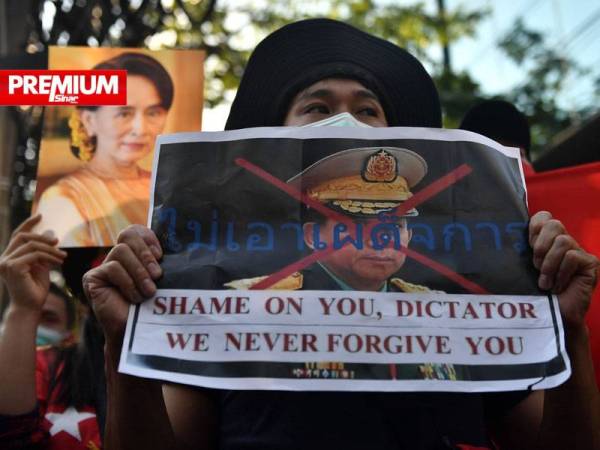 Penyokong Suu Kyi melakukan demontrasi di hadapan kedutaan Myanmar di Bangkok pada Isnin. - AFP