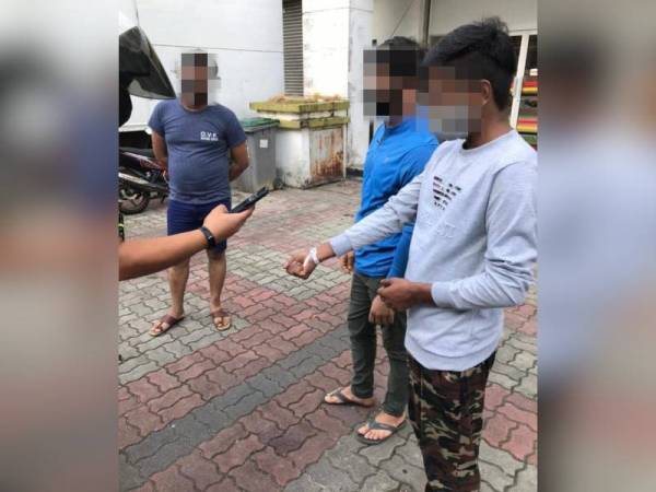 Warga asing yang ditahan selepas didapati gagal memakai dan cuba menyembunyikan gelang putih di kawasan rumah kedai di Taman Kota Jaya, Kota Tinggi pada Selasa.