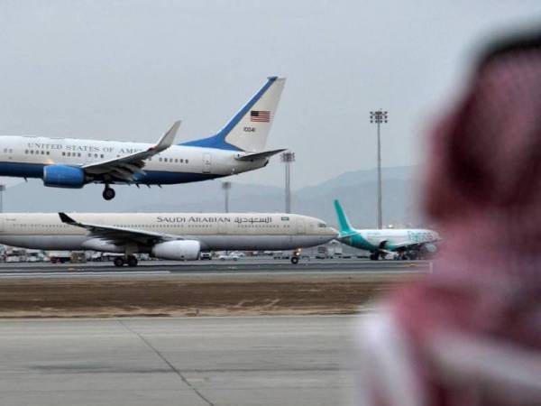 Arab Saudi melarang kemasukan pelawat dari 20 buah negara buat sementara waktu bagi membendung peningkatan jangkitan pandemik Covid-19 di negara tersebut. - Foto: AFP