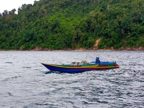 Bot pam yang ditinggalkan oleh empat individu yang terjun ke laut selepas menyedari kehadiran pihak berkuasa di perairan Pulau Gaya, Kota Kinabalu.