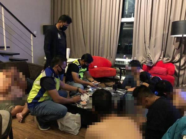 Pegawai Turus D7 IPK Pulau Pinang, Deputi Superintendan Akmal (tengah) mengetuai serbuan yang dilakukan di sebuah inap desa di Persiaran Karpal Singh pada awal pagi Rabu.