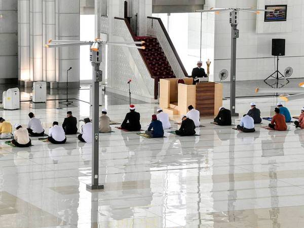 (JHEAIK) membenarkan program keagamaan dan majlis ilmu di masjid dan surau di zon hijau, kuning dan jingga diadakan di premis tersebut ketika Perintah Kawalan Pergerakan (PKP) sehingga 18 Februari depan. Gambar hiasan