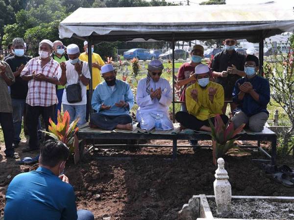 Allahyarham Datuk Jamali Shadat, 78, dikebumikan di Tanah Perkuburan Islam Kampung Sungai Pinang selepas disembahyangkan di Masjid Ar-Rahman Pulau Indah hari ini.  - Foto Bernama