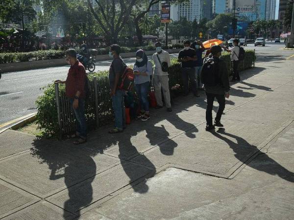 Orang ramai dilihat mematuhi SOP dengan memakai pelitup muka dan menjaga jarak ketika berada di tempat awam ketika tinjauan PKP di sekitar KLCC hari ini. - Foto Bernama